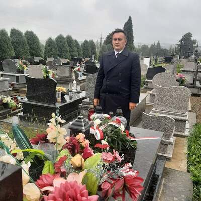 Dr Piotr Szopa, naczelnik OBUWiM IPN w Rzeszowie złożył kwiaty na grobie Stefana Zimnego obrońcy Westerplatte spoczywającego na Cmentarzu w Zarszynie.