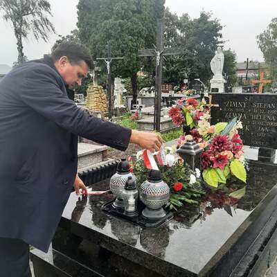 Dr Dariusz Iwaneczko, dyrektor IPN Oddział w Rzeszowie złożył kwiaty na grobie Stefana Zimnego obrońcy Westerplatte spoczywającego na Cmentarzu w Zarszynie.