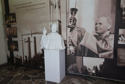 Zwiedzanie Muzeum Jana Pawła II oraz wystawy „A jutro jest nieznane. Podziemna Solidarność w Stalowej Woli 1982-1989”. Fot. Katarzyna Gajda-Bator (IPN)