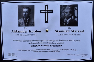 Klepsydra informująca o odsłonięciu mogiły żołnierzy Armii Krajowej Staniaława Marszała i Aleksandra Kordonia.