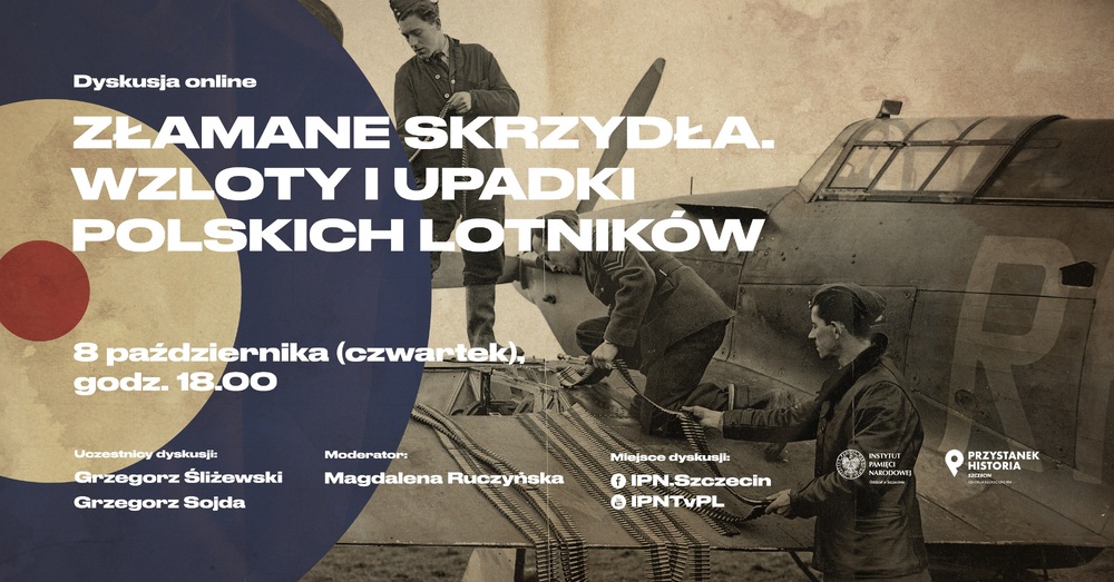 Zdjęcie prezentuje trzech lotników i fragment samolotu myśliwskiego. Na skrzydłach samolotu widać pasy z amunicją do karabinu maszynowego w samolocie. Lotnicy widoczni na zdjęciu uzupełniają amunicję w samolocie.