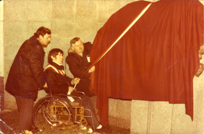 Rok 1980. Zdzisław Nagórek odsłania tablicę poświęconą ofiarom Grudnia &#039;70 przed główną bramą Stoczni Szczecińskiej