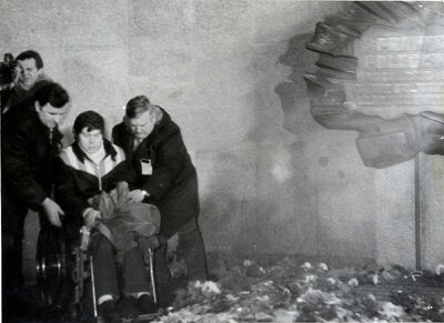 Rok 1980, odsłonięcie tablicy poświęconej ofiarom Grudnia &#039;70. Zdzisławowi Nagórkowi towarzyszą L. Domański (z prawej) i P. Ogórek