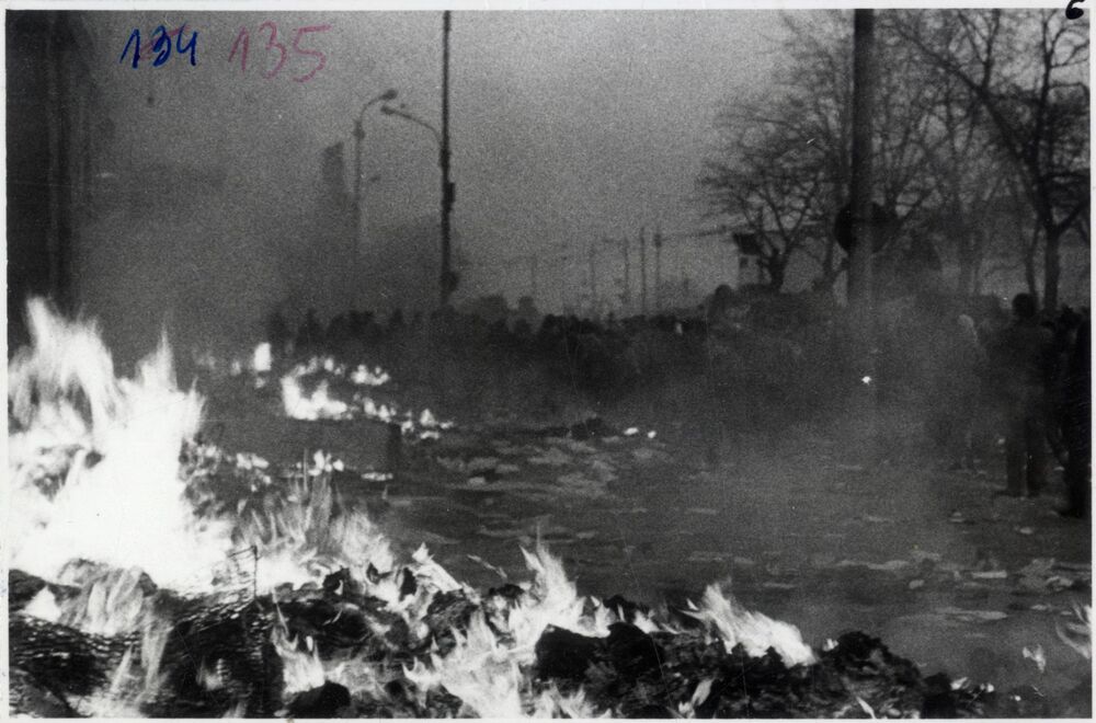 Palenie rzeczy wyrzuconych z siedziby KW PZPR – m.in. dokumentów, książek, mebli oraz maszyn do pisania. (IPN Sz 0012/323 t. 2)