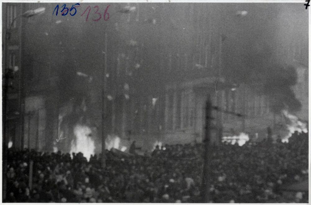 Atak manifestantów na siedzibę KW PZPR (IPN Sz 0012/323 t. 2)