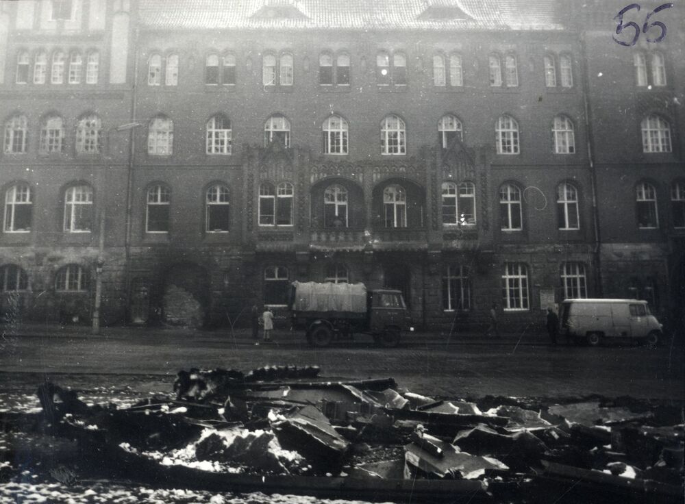 Widok ogólny gmachu KWMO w Szczecinie po wydarzeniach z 17 grudnia 1970 r. (IPN Sz 0012/323 t. 1)