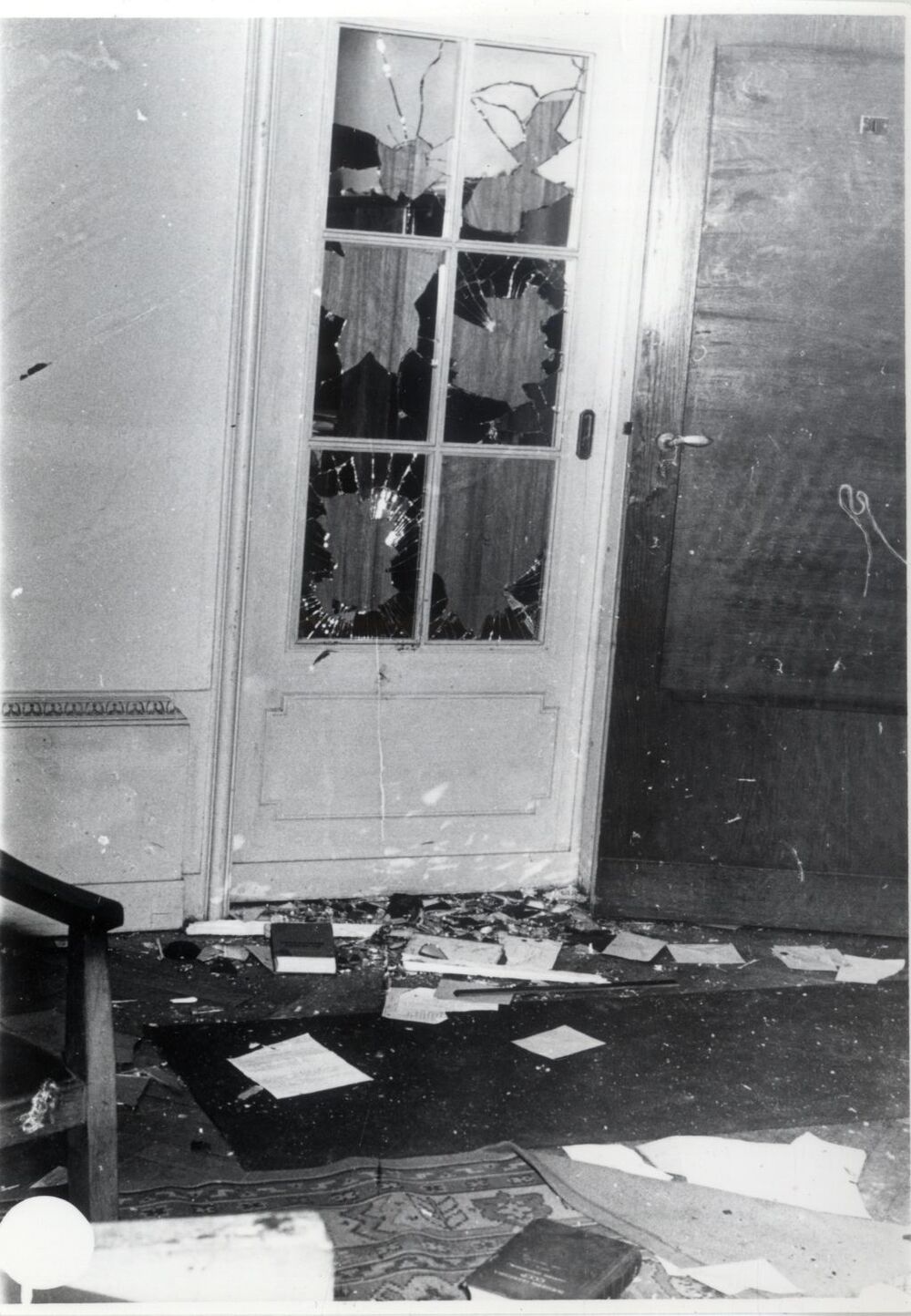 Zniszczenia wewnątrz konsulatu ZSRS (IPN Sz 009/1460)