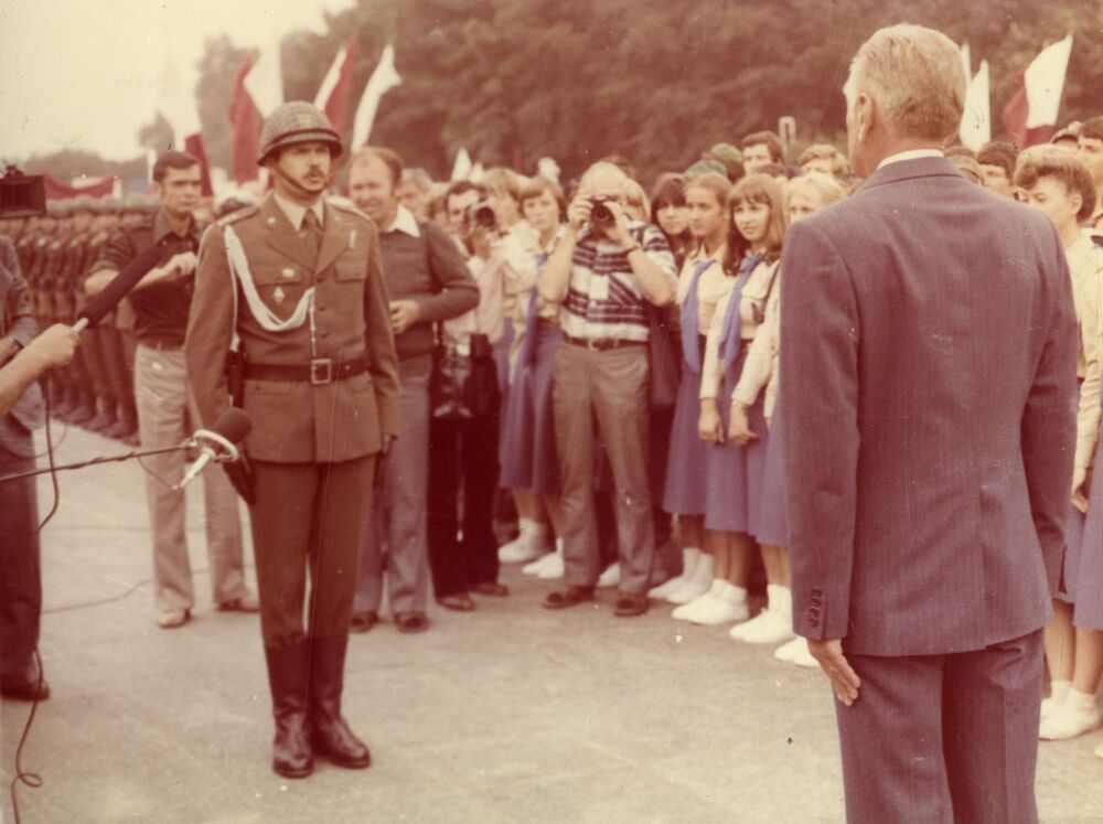 Przyjęcie raportu dowódcy kompanii honorowej szczecińskiego garnizonu - por. Jana Olszewskiego. (IPN Sz 0012/534 t. 6)