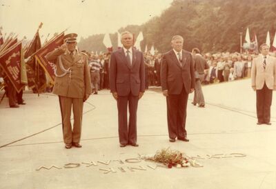 Złożenie kwiatów pod pomnikiem. Od lewej: Józef Urbanowicz, Stanisław Kowalczyk, Janusz Brych (IPN Sz 0012/534 t. 6)