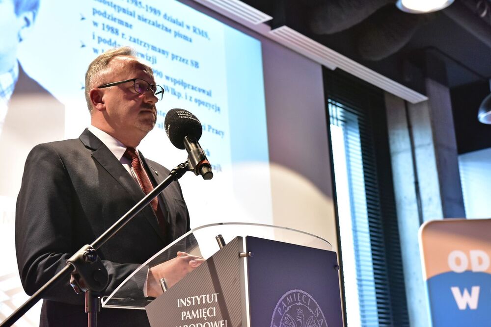 Dr hab. Karol Polejowski, wiceprezes IPN, podczas uroczystości wręczenia Krzyży Wolności i Solidarności działaczom opozycji antykomunistycznej z lat 1956–1989 – Szczecin, 4 maja 2022. Fot. Marcin Manowski (IPN)