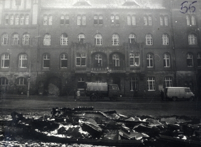 Widok ogólny gmachu KWMO w Szczecinie po wydarzeniach z 17 grudnia 1970 r. (Sygn. IPN Sz 0012/323 t. 1).