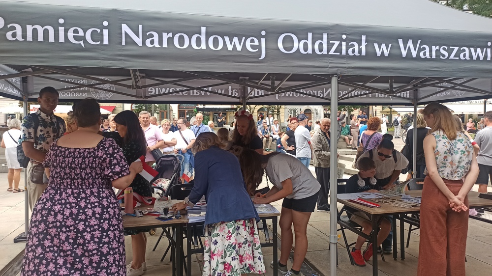 „Na odsiecz powstańczej Warszawie” – ekspozycja IPN i stoisko edukacyjne na Skwerze Hoovera – Warszawa, 1 sierpnia 2025