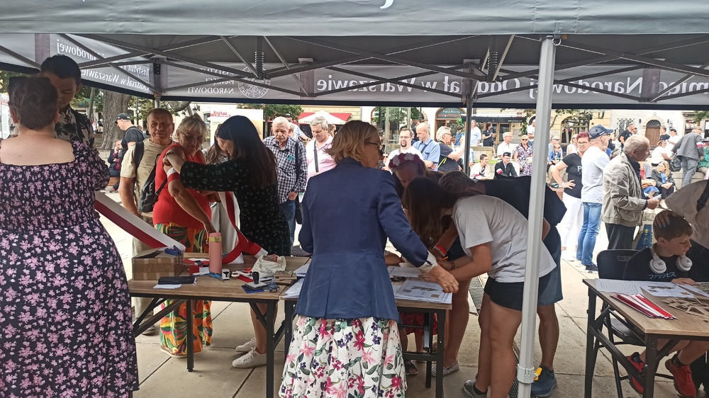 „Na odsiecz powstańczej Warszawie” – ekspozycja IPN i stoisko edukacyjne na Skwerze Hoovera – Warszawa, 1 sierpnia 2025