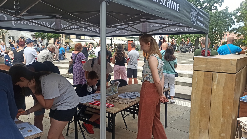 „Na odsiecz powstańczej Warszawie” – ekspozycja IPN i stoisko edukacyjne na Skwerze Hoovera – Warszawa, 1 sierpnia 2025