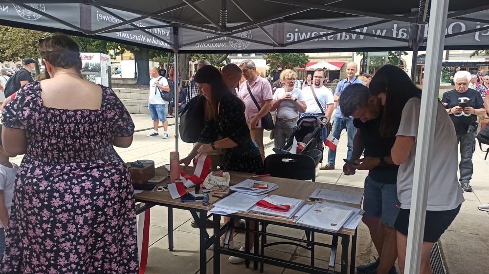 „Na odsiecz powstańczej Warszawie” – ekspozycja IPN i stoisko edukacyjne na Skwerze Hoovera – Warszawa, 1 sierpnia 2025