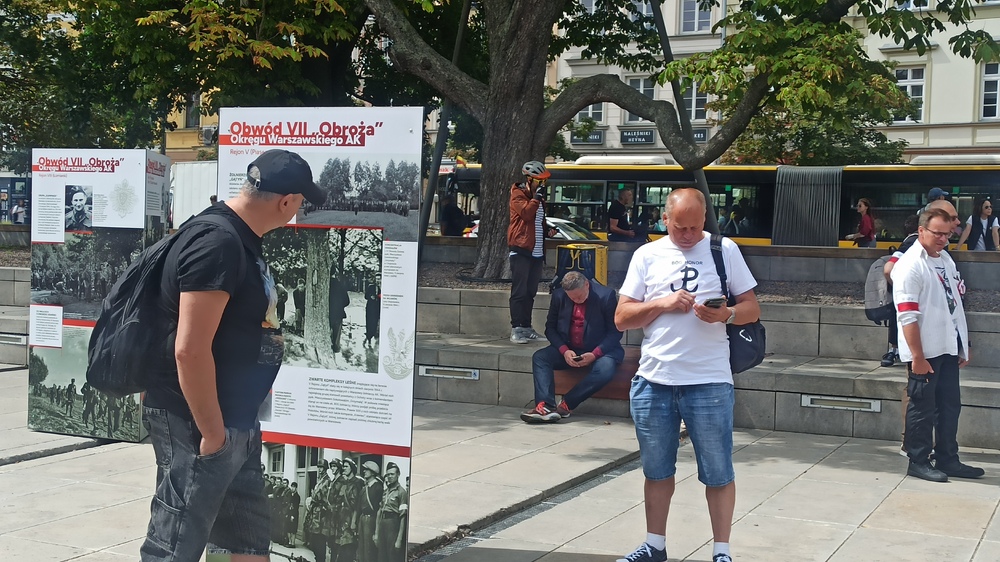 „Na odsiecz powstańczej Warszawie” – ekspozycja IPN i stoisko edukacyjne na Skwerze Hoovera – Warszawa, 1 sierpnia 2025
