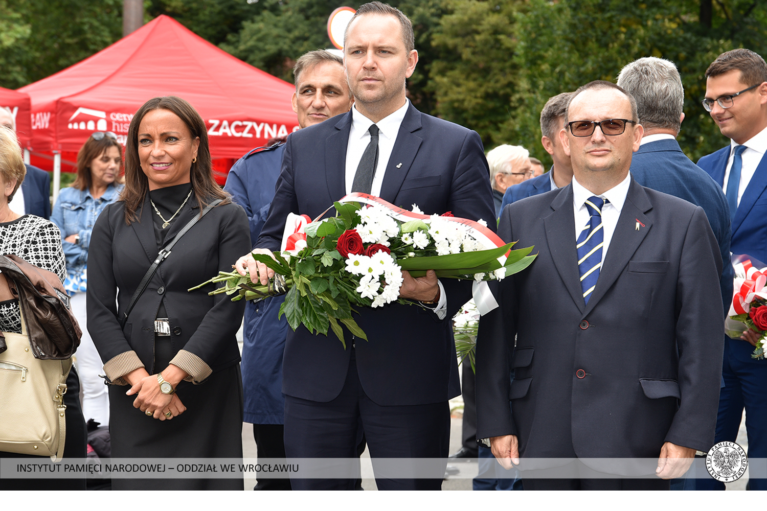 Składanie wieńców pod tablicą poświęconą Lechowi Kaczyńskiemu przez delegację IPN na czele z prezesem IPN dr. Karolem Nawrockim