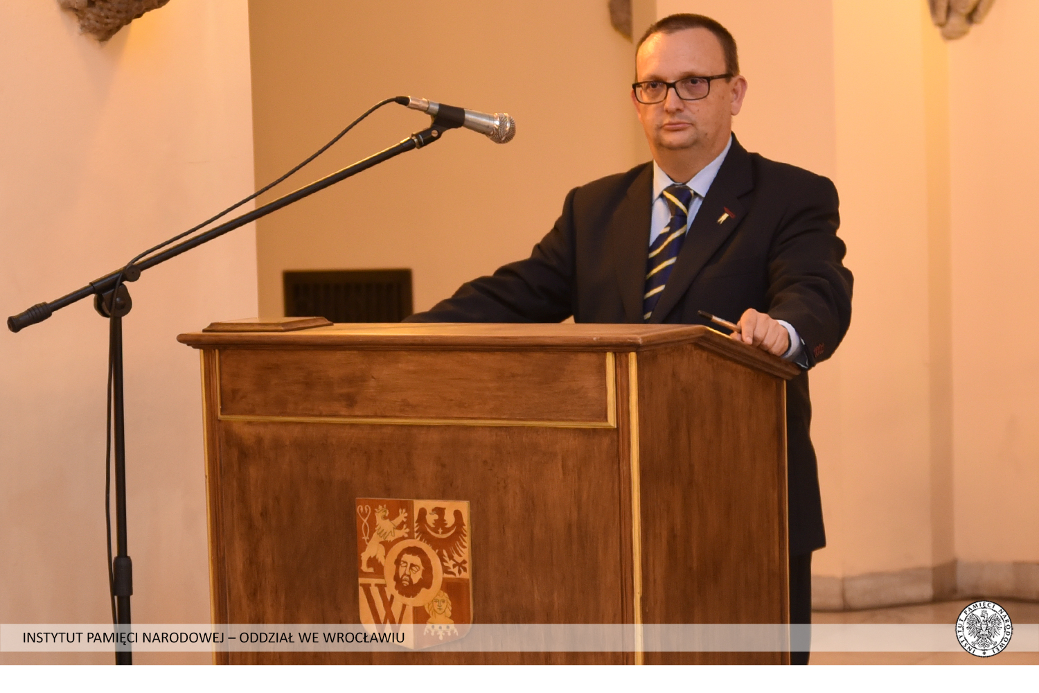 Paweł Rozdżestwieński, p.o. dyrektora Oddziału IPN we Wrocławiu otworzył spotkanie promujące książkę M. Karczewskiego