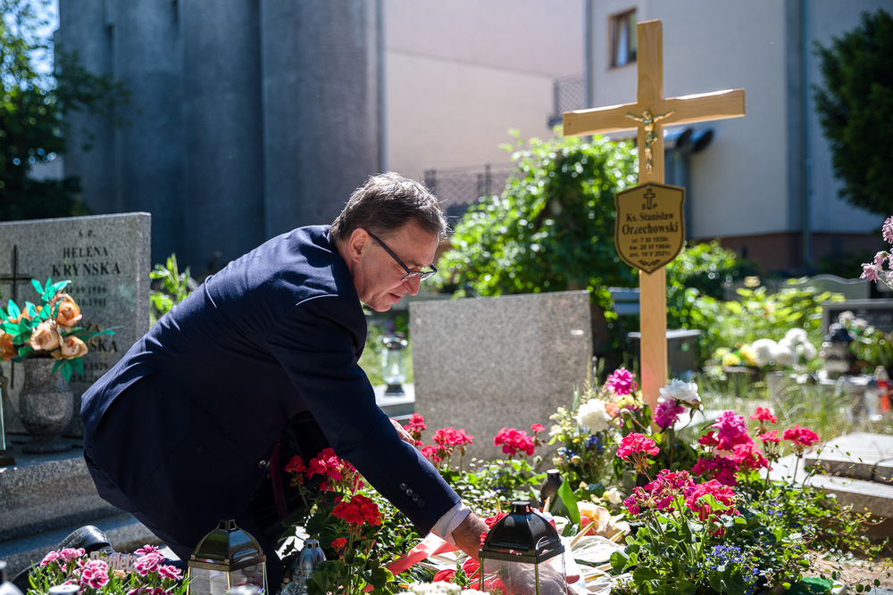 Przy grobie ks. Stanisława Orzechowskiego, fot. Sławomir Kasper (IPN)