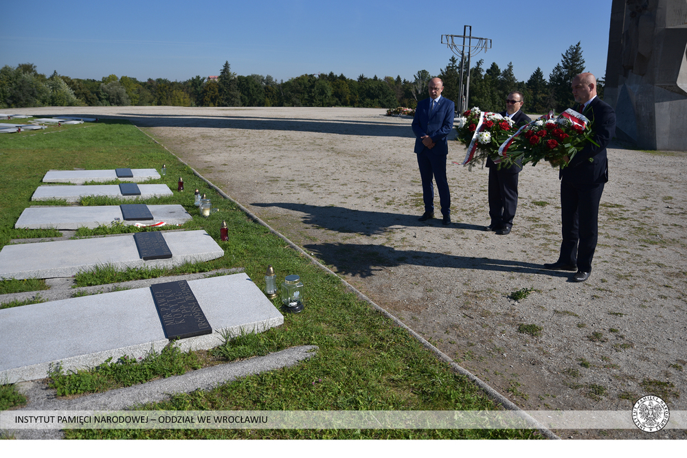 Złożenie kwiatów na grobie majora Pawła Korytki przez dr. Mateusza Szpytmę, zastępcę prezesa IPN i Pawła Rozdżestwieńskiego, dyrektora Oddziału IPN we Wrocławiu
