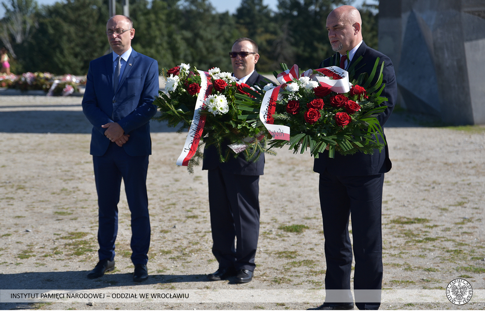 Złożenie kwiatów na grobie majora Pawła Korytki przez dr. Mateusza Szpytmę, zastępcę prezesa IPN i Pawła Rozdżestwieńskiego, dyrektora Oddziału IPN we Wrocławiu