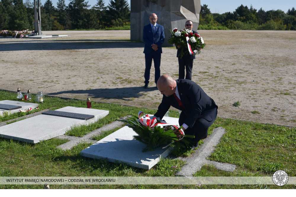 Złożenie kwiatów na grobie majora Pawła Korytki przez dr. Mateusza Szpytmę, zastępcę prezesa IPN i Pawła Rozdżestwieńskiego, dyrektora Oddziału IPN we Wrocławiu