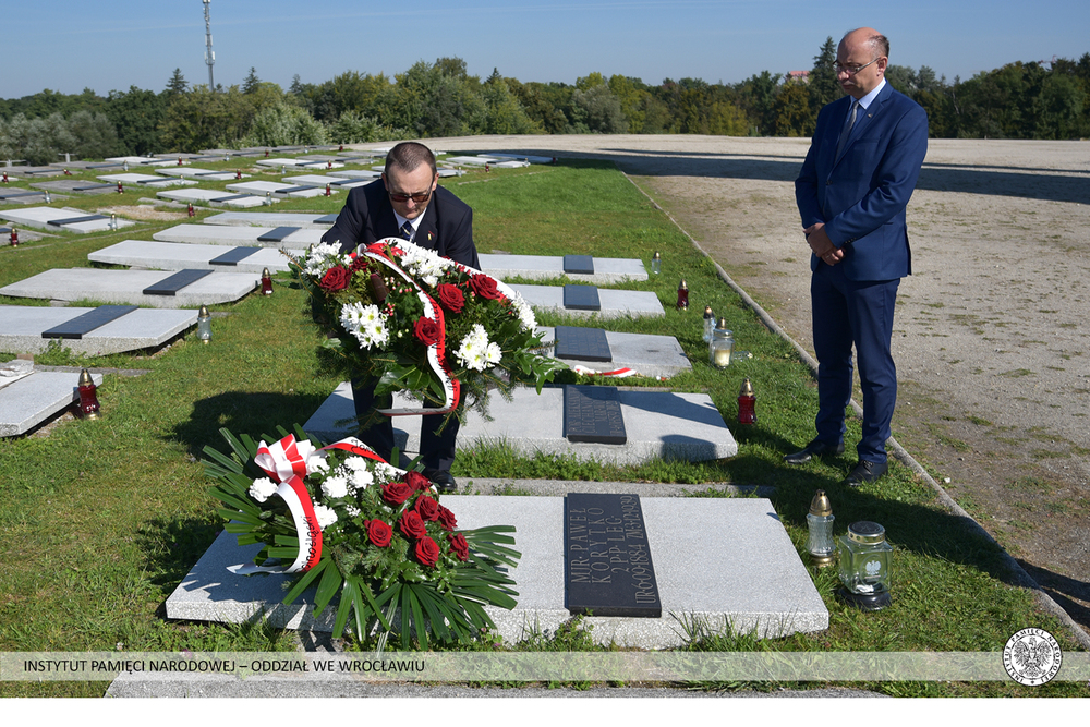 Złożenie kwiatów na grobie majora Pawła Korytki przez dr. Mateusza Szpytmę, zastępcę prezesa IPN i Pawła Rozdżestwieńskiego, dyrektora Oddziału IPN we Wrocławiu