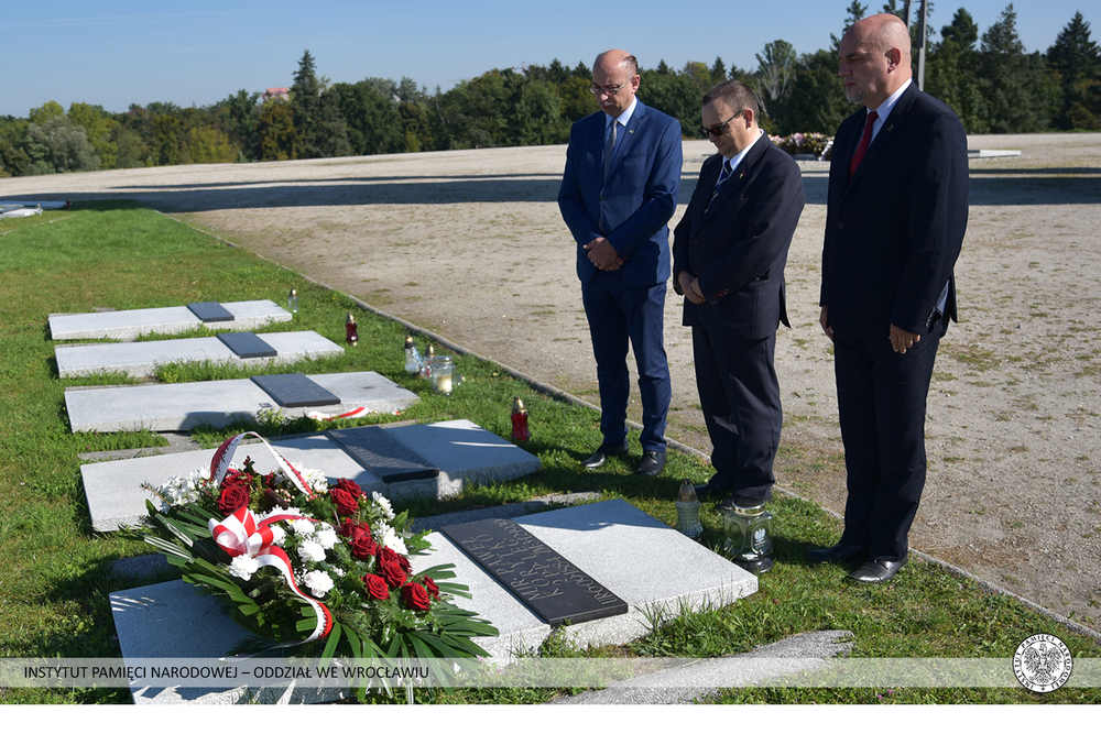 Złożenie kwiatów na grobie majora Pawła Korytki przez dr. Mateusza Szpytmę, zastępcę prezesa IPN i Pawła Rozdżestwieńskiego, dyrektora Oddziału IPN we Wrocławiu