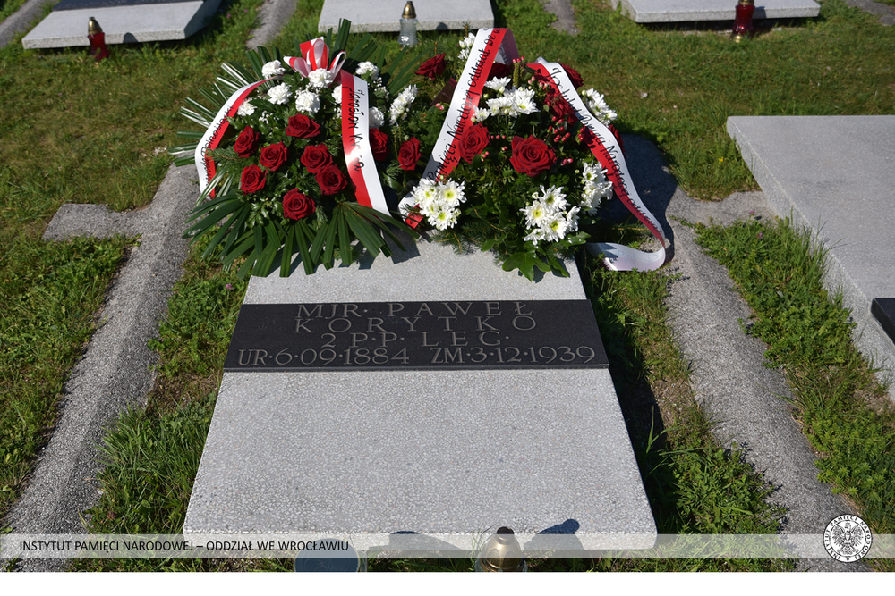 Złożenie kwiatów na grobie majora Pawła Korytki przez dr. Mateusza Szpytmę, zastępcę prezesa IPN i Pawła Rozdżestwieńskiego, dyrektora Oddziału IPN we Wrocławiu