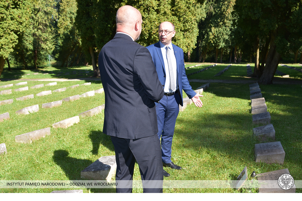 Złożenie kwiatów na grobie majora Pawła Korytki przez dr. Mateusza Szpytmę, zastępcę prezesa IPN i Pawła Rozdżestwieńskiego, dyrektora Oddziału IPN we Wrocławiu