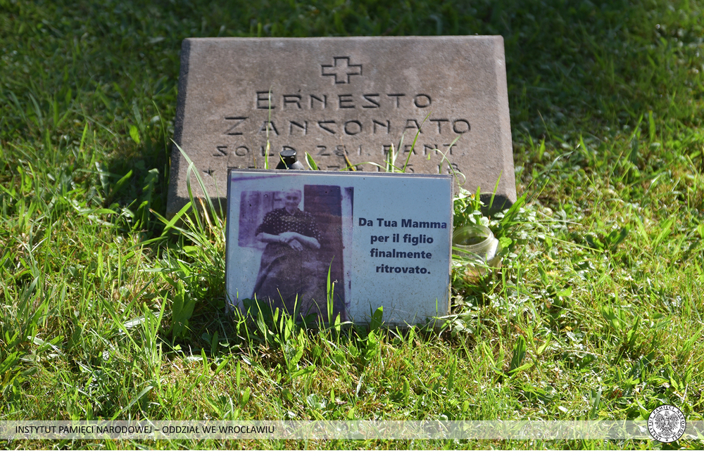 Złożenie kwiatów na grobie majora Pawła Korytki przez dr. Mateusza Szpytmę, zastępcę prezesa IPN i Pawła Rozdżestwieńskiego, dyrektora Oddziału IPN we Wrocławiu