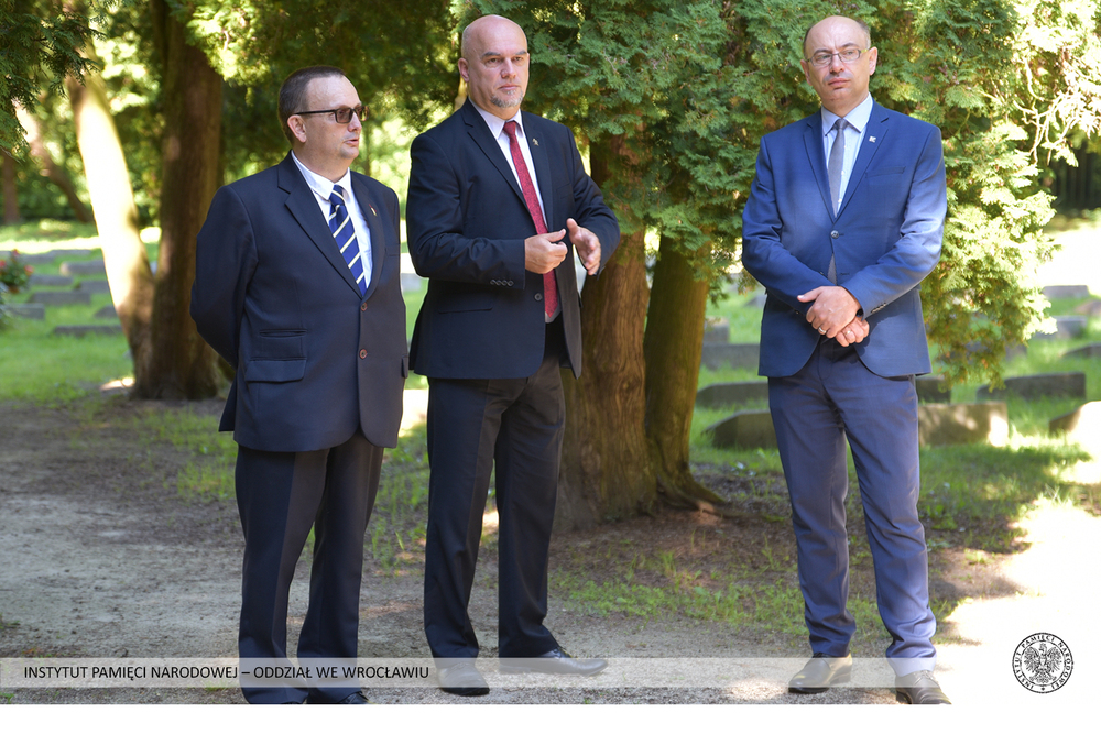 Złożenie kwiatów na grobie majora Pawła Korytki przez dr. Mateusza Szpytmę, zastępcę prezesa IPN i Pawła Rozdżestwieńskiego, dyrektora Oddziału IPN we Wrocławiu