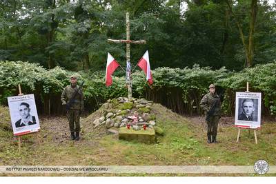 Uroczystości upamiętniające zamordowanych przez UB żołnierzy NSZ w miejscu dawnego majątku Scharfenberg w Malerzowicach Wielkich.