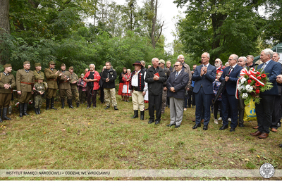 Uroczystości upamiętniające zamordowanych przez UB żołnierzy NSZ w miejscu dawnego majątku Scharfenberg w Malerzowicach Wielkich.