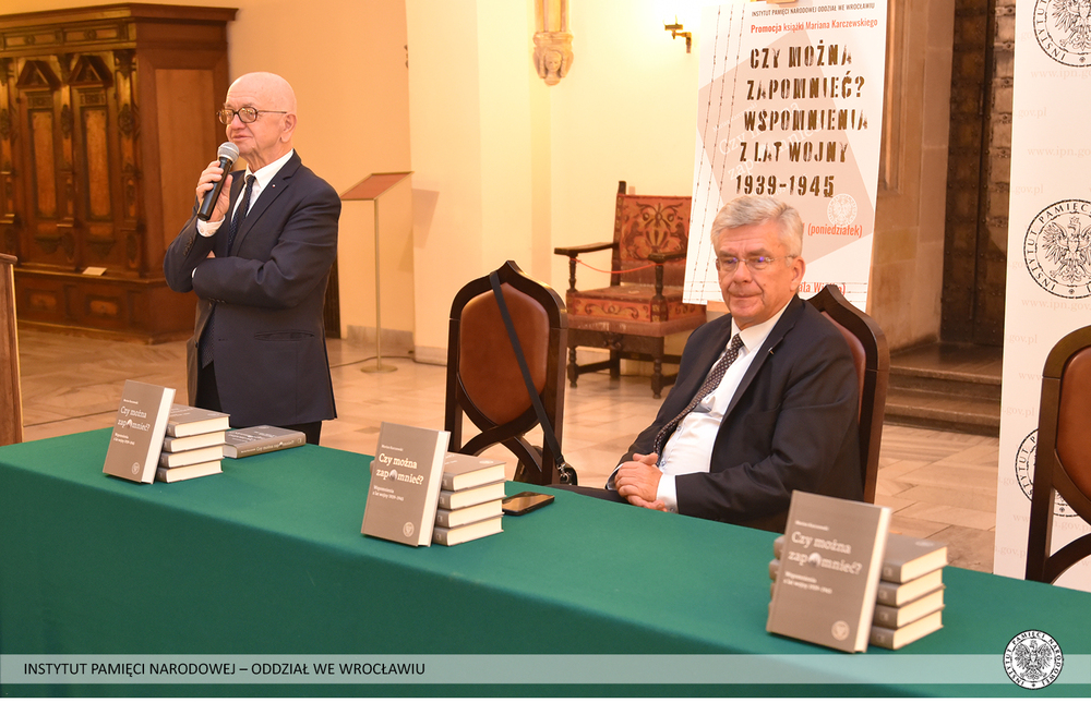 O książce Mariana Karczewskiego „Czy można zapomnieć? Wspomnienia z lat wojny 1939–1945” opowiada prof. Włodzimierz Suleja. Obok siedzi Stanisław Karczewski.