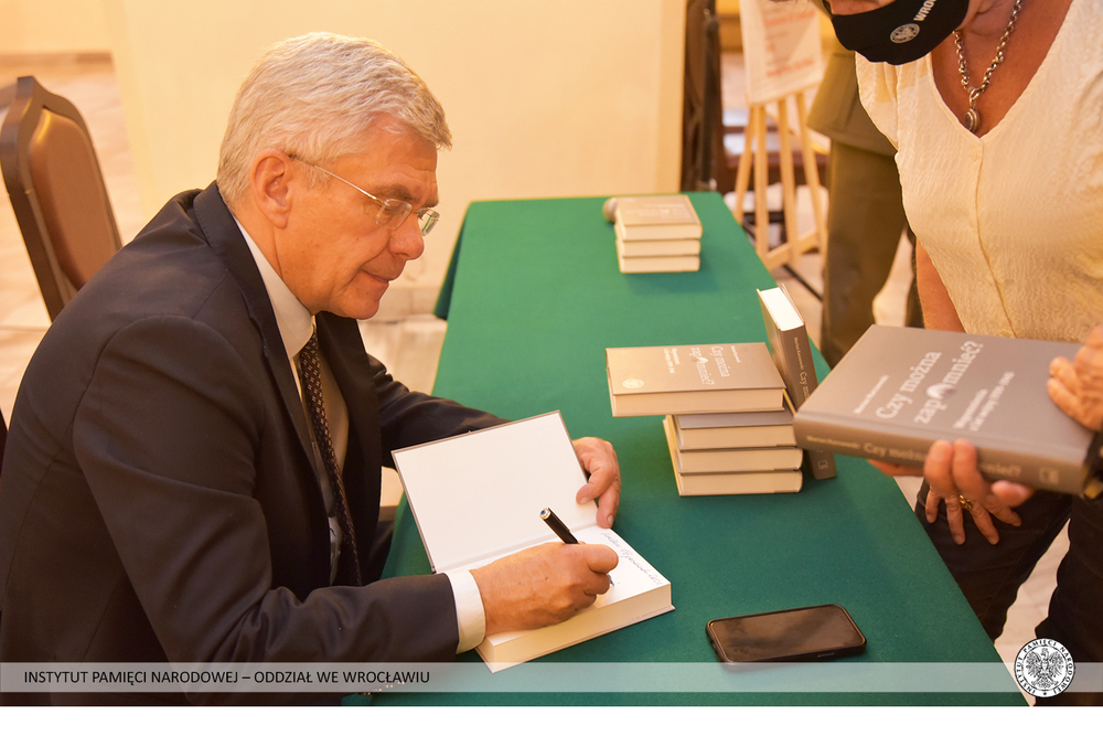 Po spotkaniu Stanisław Karczewski podpisywał chętnym książkę Mariana Karczewskiego „Czy można zapomnieć? Wspomnienia z lat wojny 1939–1945”