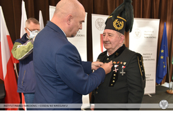 Kazimierz Żołnierek, inicjator strajku w kopalni „Thorez” w sierpniu 1980 r., otrzymuje Medal Stulecia Odzyskanej Niepodległości, przyznany mu przez Prezydenta RP.