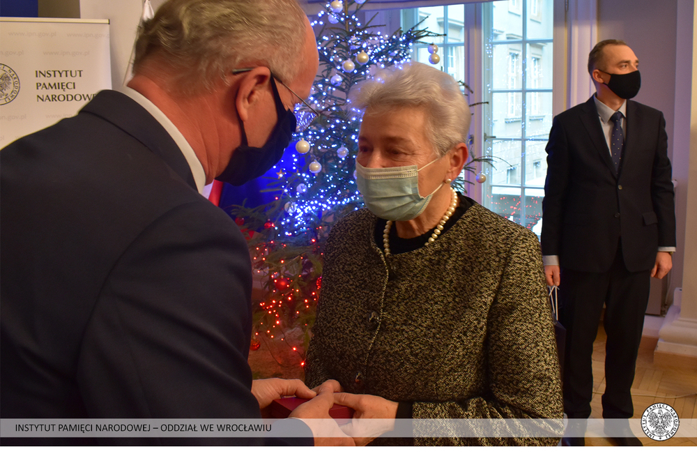 Uroczystość oznaczenia Krzyżami Wolności i Solidarności działaczy opozycji demokratycznej z czasów PRL. Fot. Dominik Wojtkiewicz (IPN)