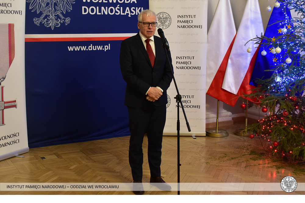 Uroczystość oznaczenia Krzyżami Wolności i Solidarności działaczy opozycji demokratycznej z czasów PRL. Fot. Dominik Wojtkiewicz (IPN)