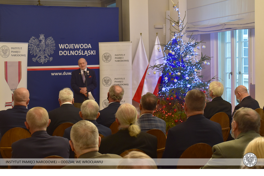 Uroczystość oznaczenia Krzyżami Wolności i Solidarności działaczy opozycji demokratycznej z czasów PRL. Fot. Dominik Wojtkiewicz (IPN)
