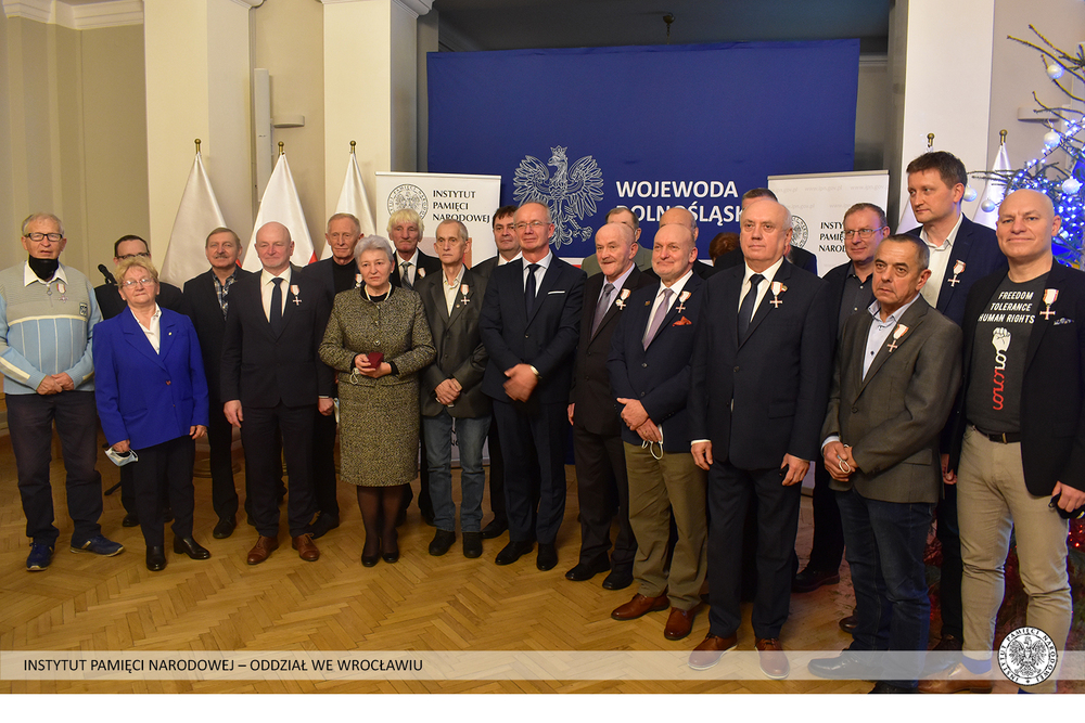 Uroczystość oznaczenia Krzyżami Wolności i Solidarności działaczy opozycji demokratycznej z czasów PRL. Fot. Dominik Wojtkiewicz (IPN)