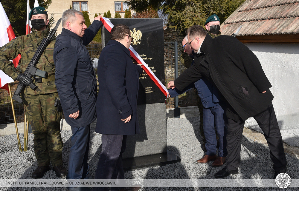 Odsłonięcie tablicy poświęconej ofiarom „Marszu Śmierci”