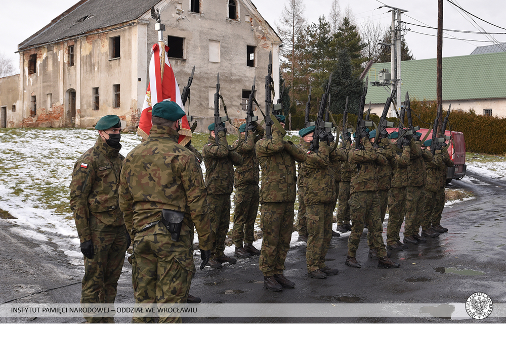 Odsłonięcie tablicy poświęconej ofiarom „Marszu Śmierci”