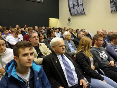 Uczestnicy konferencji.  Młodzież Szkół ponadgimnazjalnych z region oraz mieszkańcy Głogowa. Od lewej; Edward Wóltański (członek ZKS w ZG Rudna)
