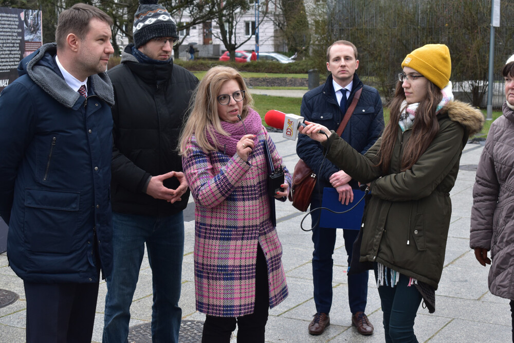Przy mikrofonie dr Iwona Demczyszak, p.o. naczelnika Delegatury IPN w Opolu
