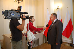 Jadwiga Jarzębowicz z TVP3 Wrocław podczas rozmowy z Janem Basterem, wiceprezesem IPN