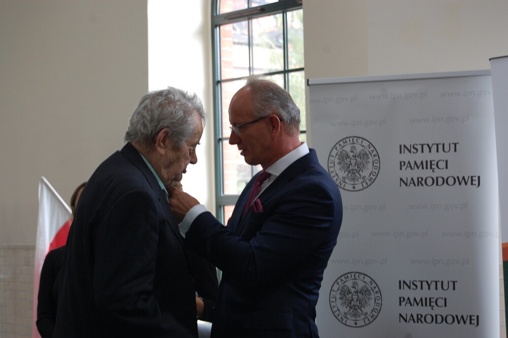 Odznaczenie odbiera Jan Zgłobicki