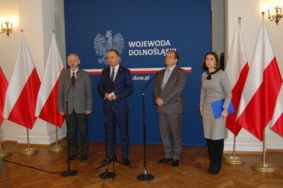Konferencja prasowa w Sali Kolumnowej Dolnośląskiego Urzędu Wojewódzkiego we Wrocławiu