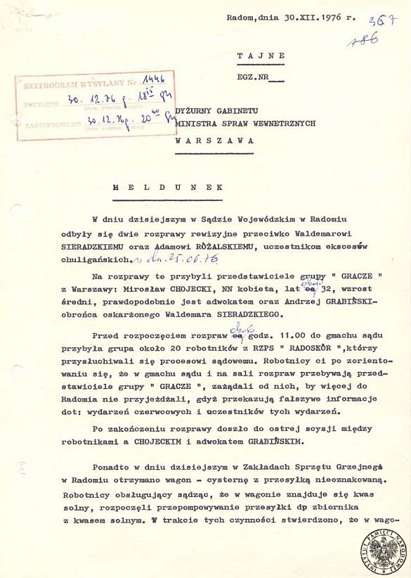 Meldunek do dyżurnego Gabinetu Ministra Spraw Wewnętrznych z dnia 30 grudnia 1976 r., opisujący m.in. zajście w sądzie, prawdopodobnie podpisany przez Komendanta Wojewódzkiego MO w Radomiu płk. Mariana Mozgawę (występującymi w teksie przedstawicielami g