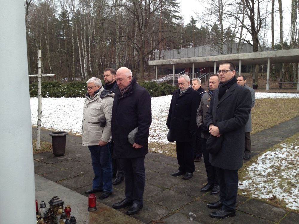 Cmentarz w Palmirach. Od lewej: prof. Waldemar Rezmer, dr Wołodymyr Wiatrowycz, prof. Jurij Szapował, prof. Grzegorz Mazur, dr Mariusz Zajączkowski, dr Ołeksandr Zinczenko, dr Andrzej Zawistowski, prof. Iwan Patrylak